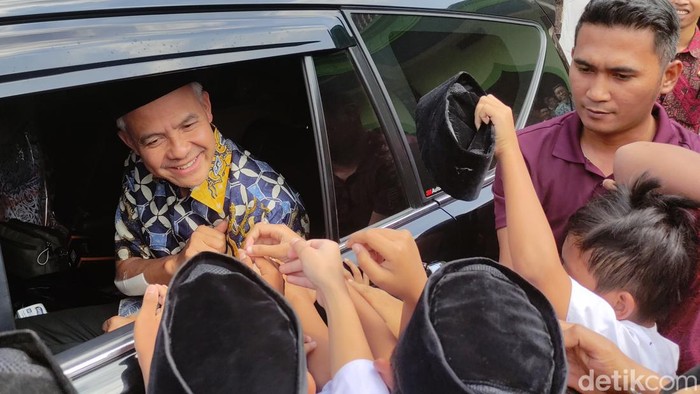 Ganjar menyapa anak -anak di Lerep, Kabupaten Semarang