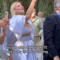 Dalam sebuah video viral yang sudah dihapus, pengunggah Kristina Drobach menampilkan gaya sesama tamu undangan di pesta pernikahan teman. Adalah Lana Kaufman, wanita rambut pirang yang memakai setelan warna putih. Bajunya terlihat cantik tapi atasan berlengan balon dan rok A-line itu dianggap norak. Foto: TikTok