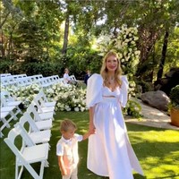 Alasannya karena ada aturan tak tertulis bahwa tamu tidak seharusnya pakai busananya yang menyaingi penampilan pengantin. Foto: TikTok