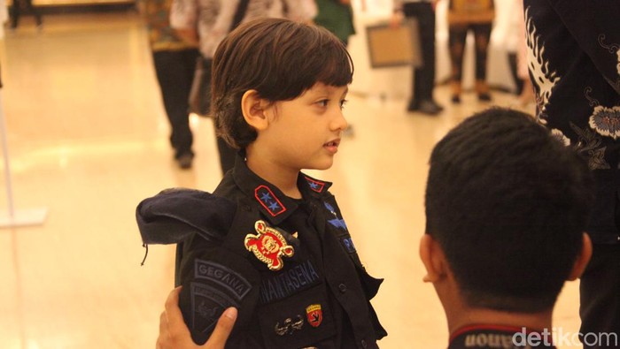 Cicit Jenderal Hoegeng bernama Anantasena Ramaputra Hoegeng hadir dalam acara puncak Hoegeng Awards 2023.