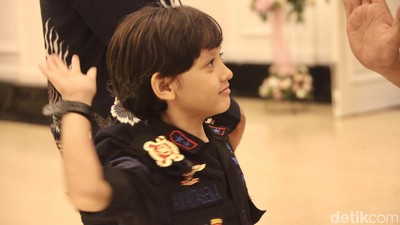 Gemasnya Cicit Hoegeng Saat Pakai Baju Brimob