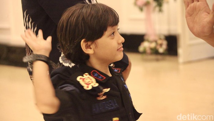 Cicit Jenderal Hoegeng bernama Anantasena Ramaputra Hoegeng hadir dalam acara puncak Hoegeng Awards 2023.