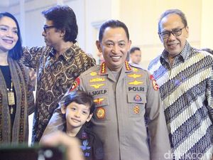 Senangnya Cicit Hoegeng Bisa Bertemu-Beri Hadiah ke Kapolri
