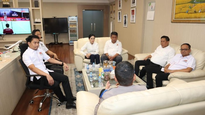 Wakil Gubernur Provinsi Jawa Timur Emil Estianto Dardakini (kedua kanan) Kepala Otorita Ibu Kota Nusantara (IKN) Bambang Susantono (kedua kiri) Presiden International Association of Business Communicators (IABC) Indonesia Elvera N Makki (kedua kiri) disaksikan Broard Members selepas membuka diskusi IABC Indonesia Mid-Year Conference 2023, di Jakarta, Jumat (14/07/2023).