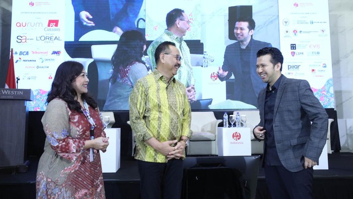 Gen-Z Indonesia Siap Ambil Peran dalam Aksi Berkelanjutan Wakil Gubernur Provinsi Jawa Timur Emil Estianto Dardakini (kedua kanan) Kepala Otorita Ibu Kota Nusantara (IKN) Bambang Susantono (kedua kiri) Presiden International Association of Business Communicators (IABC) Indonesia Elvera N Makki (kedua kiri) disaksikan Broard Members selepas membuka diskusi IABC Indonesia Mid-Year Conference 2023, di Jakarta, Jumat (14/07/2023).