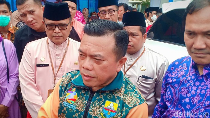Gubernur Jambi Al Haris meminta sekolah yang terdampak proyek tol dicarikan lahan pengganti