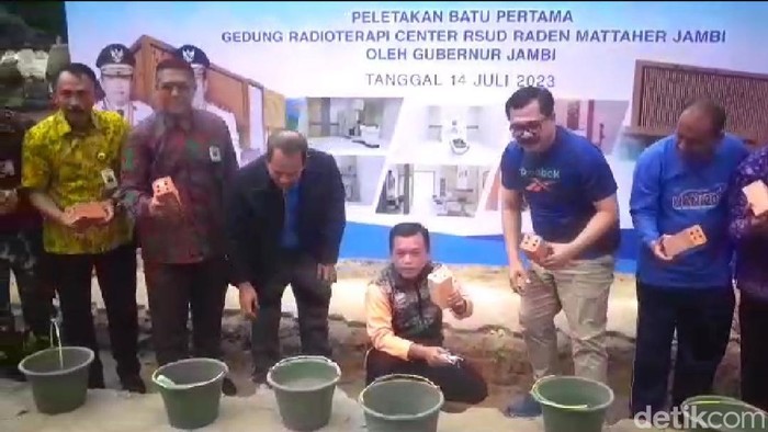 Gubernur Jambi Al Haris saat peletakan batu pertama bangunan bungker radioterapi (Ferdi Almunanda/detikSumbagsel)