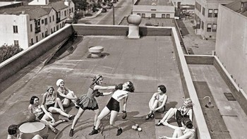 Para wanita olahraga bertinju di atap pada 1938. Foto: History daily