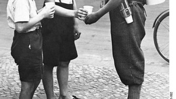 Seorang bocah di Berlin menjual limun menggunakan dispenser limun portabel pada 1931. Foto: History daily