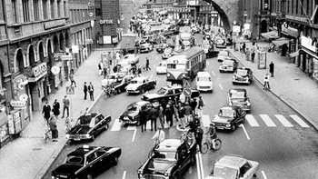 Terjadi chaos ketika Swedia berpindah sisi jalan mana yang mereka lewati di tahun 1967. Foto: History daily