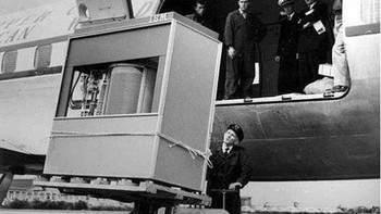 Seorang personel pemeliharaan memuat perangkat jumbo yang adalah 5 megabita memori ke dalam Pan am Aircraft di 1956. Foto: History daily