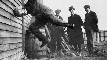 Seorang pria menguji prototipe helm sepak bola di 1912. Foto: History daily