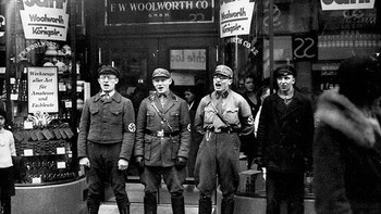 Nazi bernyanyi di luar toko seni Yahudi untuk mendorong orang Jerman memboikot toko mereka di 1933. Foto: History daily