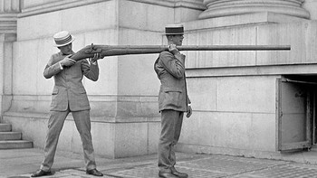 Sebuah Punt Gun digunakan untuk berburu unggas air dan kemudian senjata ini dilarang karena terlalu efektif pada tahun 1800-an. Foto: History daily