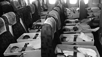 Bayi Vietnam yatim piatu akibat perang diterbangkan ke Los Angeles pada 12 April 1975. Foto: History daily