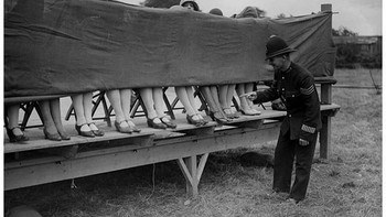 Seorang petugas polisi menilai kompetisi pergelangan kaki di London tahun 1930. Foto: History daily