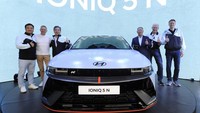 Pabrikan menanamkan IONIQ 5 N dengan N e-shift dan N Active Sound+. Fitur N e-shift memberikan sensasi atas power dan perpindahan gigi, sementara N Active Sound+ menghasilkan suara yang disebut-sebut mirip dengan suara mesin bensin. Foto: Doc. Hyundai.