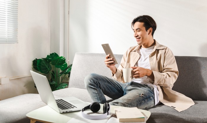 Ilustrasi produktif di rumah dengan internet