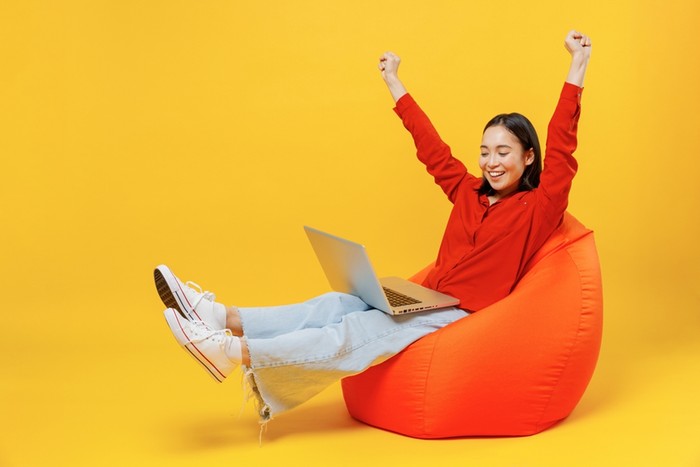 Ilustrasi produktif di rumah dengan internet