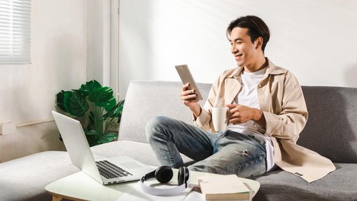 Ilustrasi produktif di rumah dengan internet