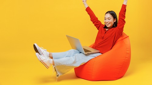 Ilustrasi produktif di rumah dengan internet