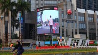 Keunggulan lain dari Curve LED Screen ini adalah terletak pada Wheather Sealed Component yang digunakan, mengingat tingkat polusi di Jakarta yang cukup tinggi, maka diperlukan komponen yang mampu melindungi lampu LED dari air dan debu, sehingga dapat menghasilkan durability yang tinggi dengan IP Rated-66. Dari sisi maintenance Curve LED Screen ini pun sangatlah mudah dan dapat dikerjakan dari depan LED maupun dari belakang unit LED dengan cepat hanya menggunakan 1 tool saja.
