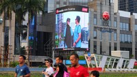 Curve LED Screen ini juga sudah bisa dikatakan Camera Friendly. Jika LED Screen ini difoto dengan menggunakan sebuah kamera, maka foto yang dihasilkannya akan tetap stabil dengan visual yang baik. Hal tersebut karena penggunaan chipset driver teknologi terbaru yang ditanam pada module LED, yaitu Pulse Width Modulation (PWM), sehingga menghasilkan refresh rate yang tinggi dan gambar yang lebih jernih. LED Screen ini juga telah dilengkapi dengan Light Sensor yang dapat mengatur tingkat kecerahan (brightness) dengan menyesuaikan kondisi pencahayaan di lingkungan sekitarnya, sehingga ramah lingkungan dan tidak mengganggu atau berbahaya bagi para pengguna jalan yang melintas di depan LED Screen tersebut.