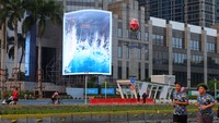 Menariknya lagi, Curve LED Screen ini dapat men-support aktivitas Live Streaming atau bisa terhubung dengan media sosial, dan bisa menayangkan multi format materi, dari gambar still, video, sampai ke perspective video (3D) dengan visualisasi warna yang lebih natural dan akurat, terutama pada saat menayangkan gambar yang memperlihatkan warna dari objek makhluk hidup, sehingga konten yang ditampilkannya pun juga menjadi lebih hidup dan bisa “berinteraksi” dengan para viewers-nya.