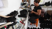 UMKM di tempat itu memproduksi 5.500 pasang sepatu pesanan Pemkot Surabaya.