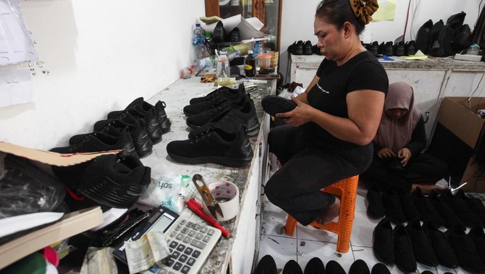 Intip Produksi Ribuan Sepatu Gratis Untuk Pelajar di Surabaya Perajin mengecek produksi sepatu untuk pelajar di industri rumahan, Gubeng Jaya, Surabaya, Jawa Timur, Jumat (14/7/2023). UMKM di tempat itu memproduksi 5.500 pasang sepatu pesanan Pemkot Surabaya yang akan dibagikan gratis kepada pelajar-pelajar SMA sederajat dari keluarga miskin di Surabaya. ANTARA FOTO/Didik Suhartono/rwa.