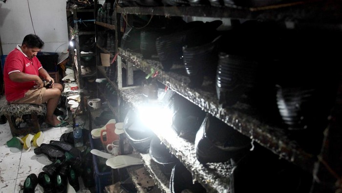 Intip Produksi Ribuan Sepatu Gratis Untuk Pelajar di Surabaya Perajin mengecek produksi sepatu untuk pelajar di industri rumahan, Gubeng Jaya, Surabaya, Jawa Timur, Jumat (14/7/2023). UMKM di tempat itu memproduksi 5.500 pasang sepatu pesanan Pemkot Surabaya yang akan dibagikan gratis kepada pelajar-pelajar SMA sederajat dari keluarga miskin di Surabaya. ANTARA FOTO/Didik Suhartono/rwa.