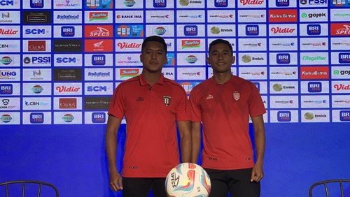 Asisten pelatih Stefan Keltjes dan bek Bali United Ricky Fajrin.