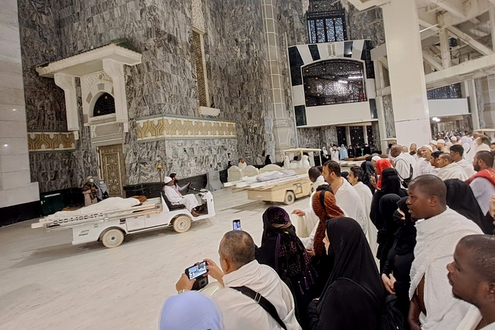 Petugas membawa jamaah yang wafat usai dishalatkan di Masjidil Haram, Mekah, Arab Saudi, Jumat (13/7/2023). Berdasarkan data Siskohat Kemenag hingga Sabtu (14/7/2023) pukul 05.30 waktu arab saudi jumlah jamaah haji Indonesia yang wafat mencapai 614 orang. ANTARA FOTO/Wahyu Putro A/hp.