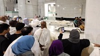 Beginilah cara para petugas membawa jenazah yang wafat saat menunaikan ibadah haji yang telah dikafankan dan dishalatkan selanjutnya siap dimakamkan.