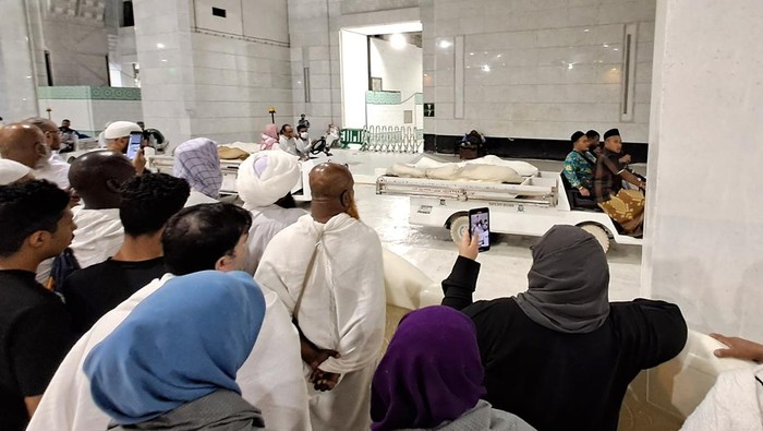 Petugas membawa jamaah yang wafat usai dishalatkan di Masjidil Haram, Mekah, Arab Saudi, Jumat (13/7/2023). Berdasarkan data Siskohat Kemenag hingga Sabtu (14/7/2023) pukul 05.30 waktu arab saudi jumlah jamaah haji Indonesia yang wafat mencapai 614 orang. ANTARA FOTO/Wahyu Putro A/hp.