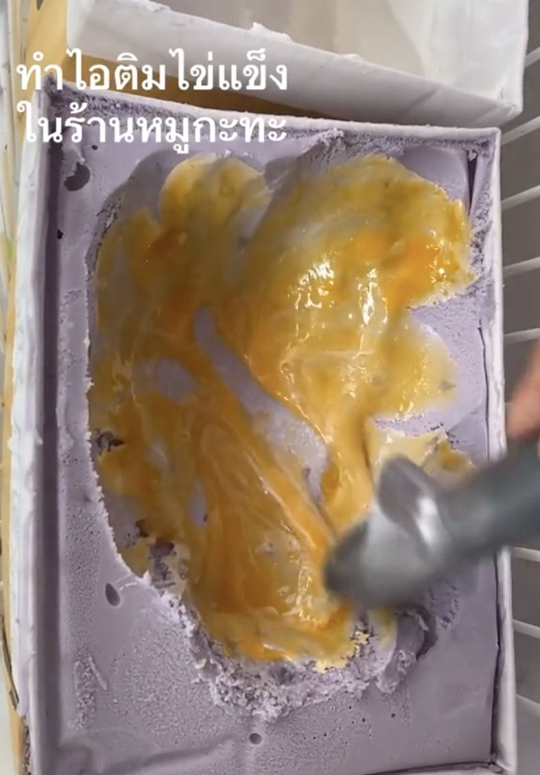 Kacau! Pengunjung Tambahkan Telur Mentah ke Es Krim yang Dijual Resto Ini