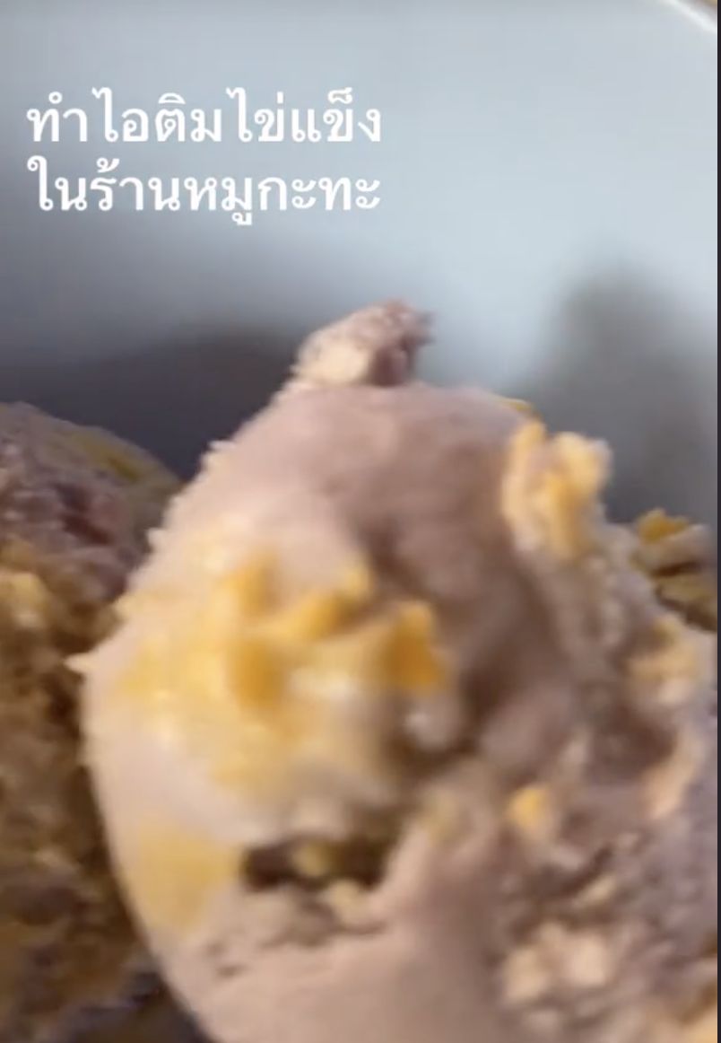 Kacau! Pengunjung Tambahkan Telur Mentah ke Es Krim yang Dijual Resto Ini