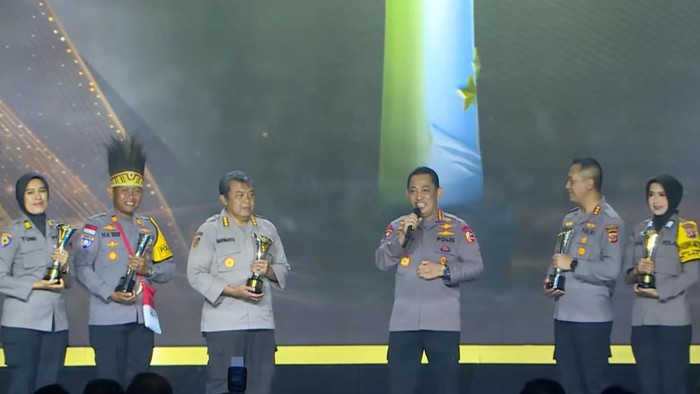 Kapolri Jenderal Listyo Sigit Prabowo bersama 5 penerima Hoegeng Awards 2023