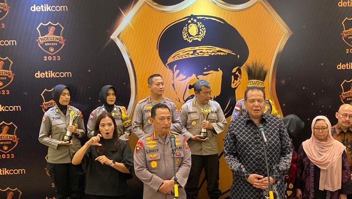Kapolri Jenderal Listyo Sigit Prabowo di acara Hoegeng Awards 2023 bersama Chairul Tanjung