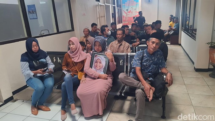 Keluarga dan Tetangga Korban Kawal Vonis Pembunuhan Siswi SMP di Mojokerto