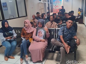 Keluarga dan Tetangga Korban Kawal Vonis Pembunuhan Siswi SMP di Mojokerto