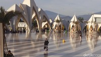Melansir situs Kemenag Jabar dijelaskan bahwa Masjid Al Jabbar ini memiliki arsitektur yang mengusung filosofi Asmaul Husna Al Jabbar dan menjadi nama dari masjid itu sendiri.
