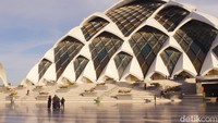 Masjid yang memiliki luas area 25.997 hektare ini memiliki kapasitas daya tampung yang besar. Melansir dari situs resmi Jabarprov, disebutkan bahwa Masjid Al Jabbar dapat menampung jamaah hingga mencapai 33.000 orang.Jika dihitung dengan area halaman, Masjid Al Jabbar dapat menampung jamaah hingga 60.000 orang. Kapasitas yang luas biasa ya, detikers!