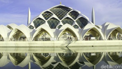 Potret Megahnya Masjid Al Jabbar Karya Ridwan Kamil