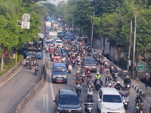 Ramai-ramai Motor Masuk Jalur TransJ di Jalan Daan Mogot gegara Macet
