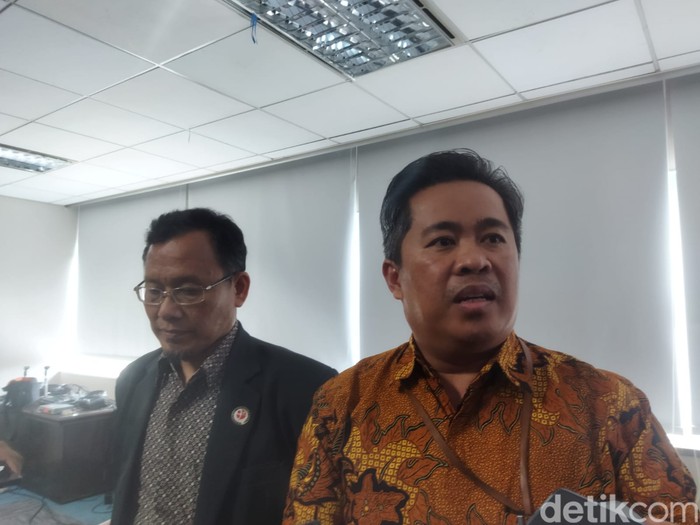 Kepala Organisasi Riset Energi dan Manufaktur BRIN, Haznan Abimanyu (jaz hitam), dan Direktur Pemanfaatan Riset dan Inovasi pada K/L UMKM BRIN, Dadan Nugraha. (Kurniawan Fadilah/detikcom)