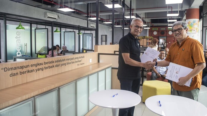 Direktur Utama PT VKTR Teknologi Mobilitas Tbk (VKTR) Gilarsi W. Setijono (kiri) berbincang dengan Wakil Rektor Bidang Keuangan, Perencanaan, dan Pengembangan ITB Muhamad Abduh (kanan) seusai penandatanganan dokumen perjanjian kerja sama dalam rangka mendukung produksi bus dan truk listrik VKTR di Gedung Science and Techno Park Ganesha, Institut Teknologi Bandung, Bandung, Jawa Barat, Jumat (14/7/2023). Perjanjian kerja sama tersebut dalam rangka membuka House of Design (Co-Working Space) antara VKTR dan Fakultas Seni Rupa dan Desain (FSRD) ITB dengan melibatkan para alumni FSRD ITB yang memiliki pengalaman dalam teknik desain kendaraan listrik dan lembaga ini juga akan menjadi laboratorium bagi mahasiswa jurusan terkait di FSRD ITB. ANTARA FOTO/M Agung Rajasa/rwa.