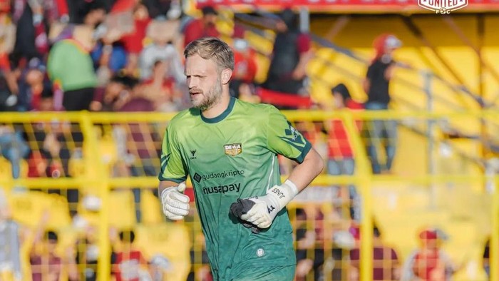 Kiper Dewa United Sonny Stevens.