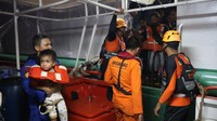Setelah mendapat laporan pukul 20.03 WIB, tim SAR menuju lokasi kapal kandas. Selanjutnya pukul 22.10 WIB menggunakan KN SAR Karna menuju lokasi untuk melakukan proses evakuasi penumpang. Foto: Dok. Basarnas Bangka Belitung