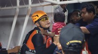 Setelah memindahkan 151 penumpang itu ke Kapal Basarnas penumpang dibawa ke dermaga Pelindo Pangkal Balam, dilanjutkan proses evakuasi seluruh penumpang, Jumat (14/7/2023) dinihari pukul 00.10 WIB. Foto: Dok. Basarnas Bangka Belitung